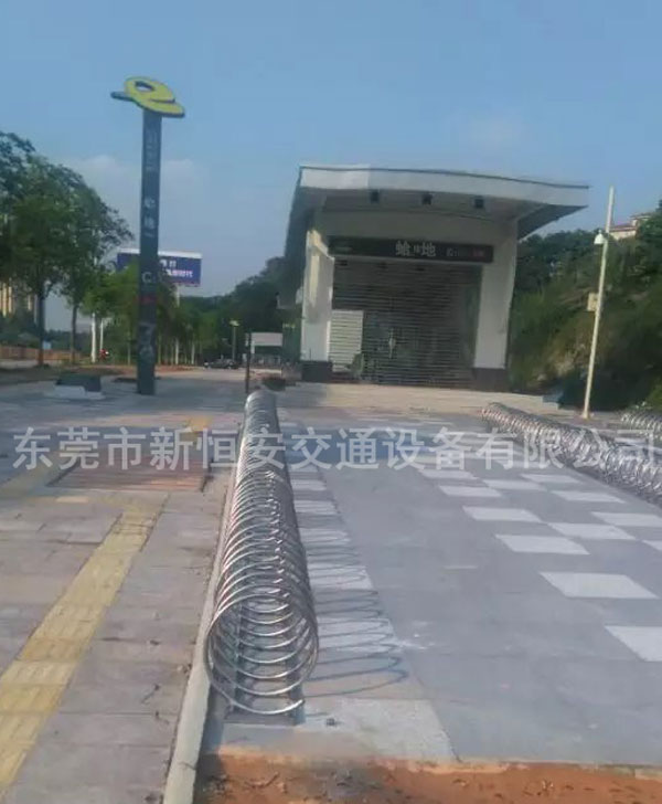 東莞蛤地地鐵口不銹鋼螺旋式式自行車停放架安裝工程實(shí)物圖