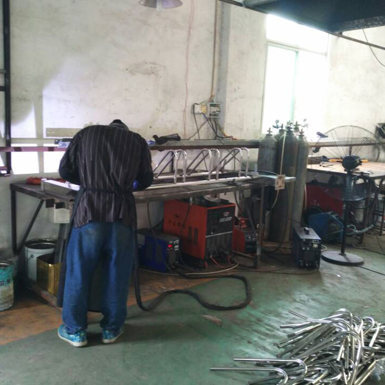 304不銹鋼立式卡位式自行車停車架焊接實物圖