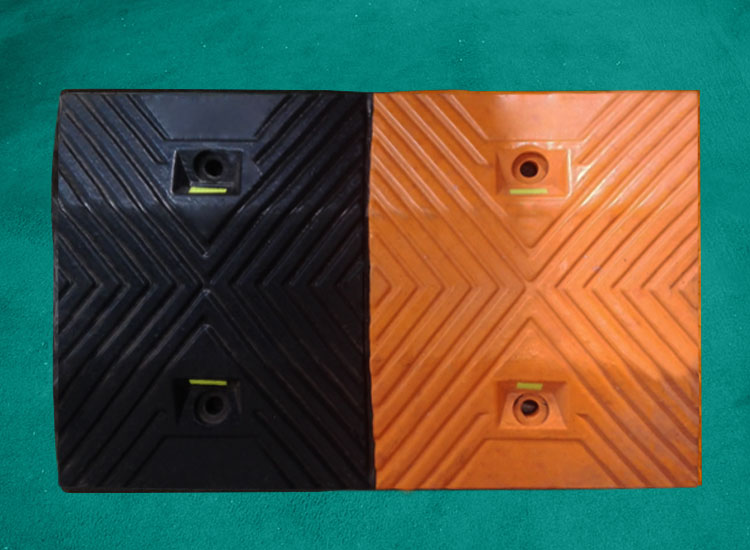 東莞優(yōu)質(zhì)梯形橡膠減速帶廠家現(xiàn)貨批發(fā)