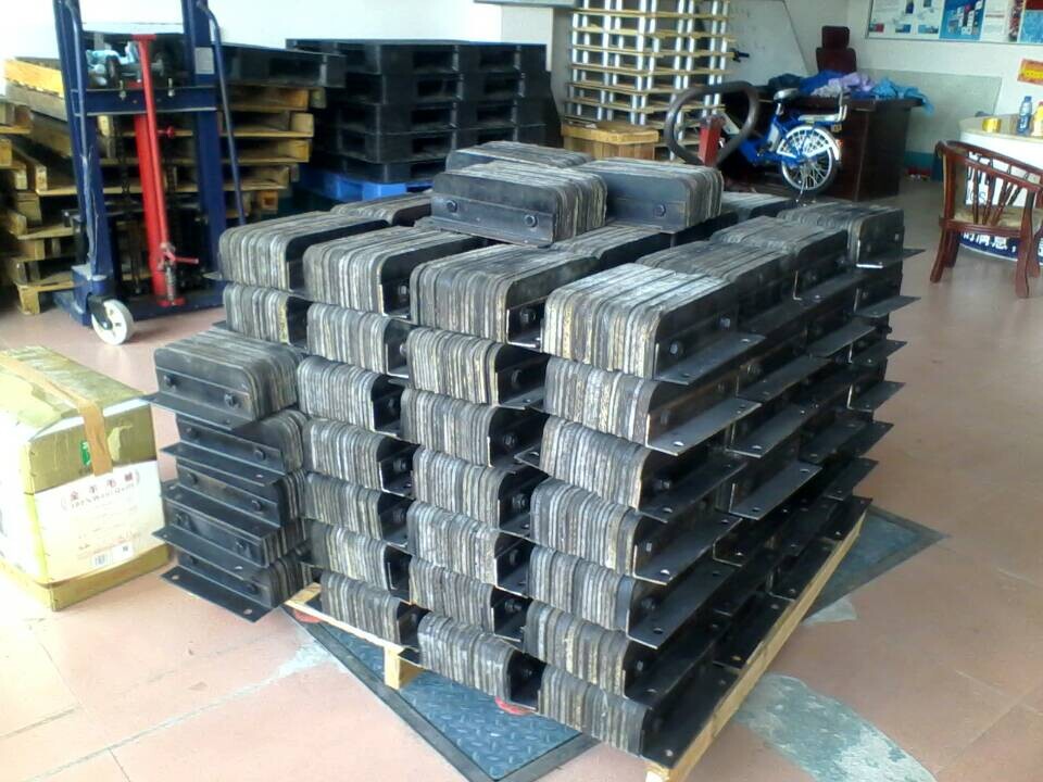 物流卸貨橡膠防撞塊,耐撞碼頭卸貨防撞較塊