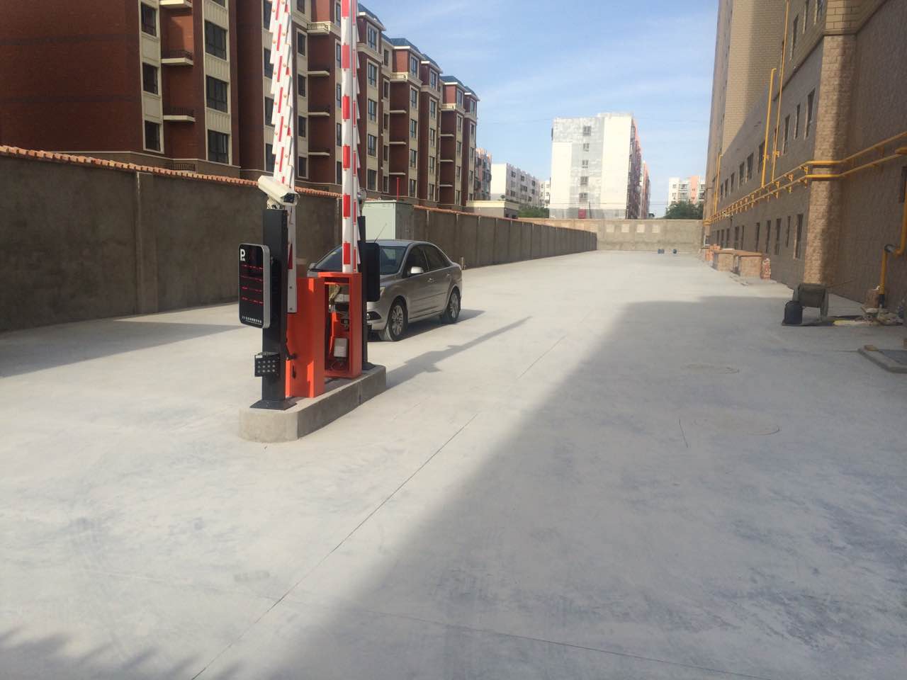 找東莞車牌自動識別停車場系統(tǒng)廠家就找新恒安交通設(shè)備可包施工安裝,車牌識別系統(tǒng)安裝效果實物圖