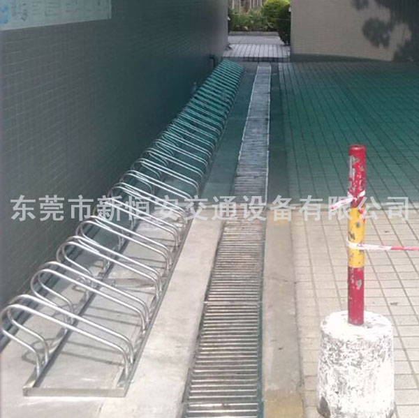 304不銹鋼卡位式自行車停車架外資企業(yè)廠安裝實物圖