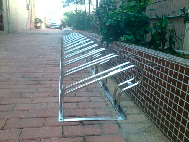 304不銹鋼卡位自行車停車架廠家可定做一套停放7輛車