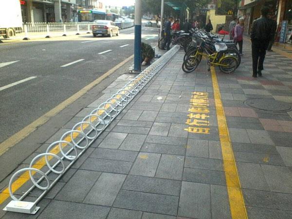 碳素鋼螺旋式自行車停車架停放架白色款抗生銹抗腐蝕質(zhì)量好